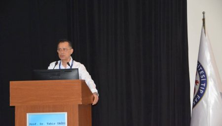 Prof. Dr. Tahir Yağdı, tıp fakültesi öğrencilerine hekimliğin yol haritasını anlattı